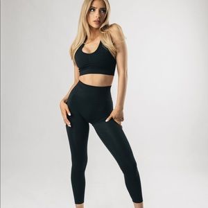 Alphalete Amplify Sports Bra - Black
